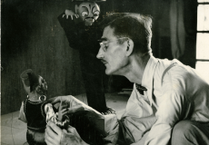 Harry Vernon Tozer amb les seves marionetes Mustafà Baba i Geni, ca. 1950s. Fotografia: MAE