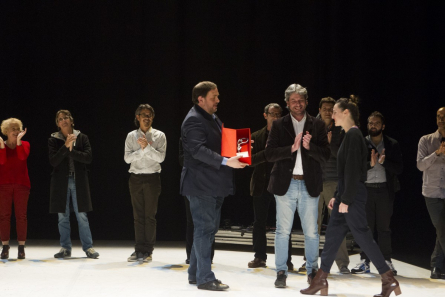 Oriol Junqueras i Dionís Guiteras donen el premi a Ariadna Montfort
