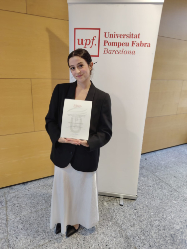 Clàudia Malagelada, amb el diploma del reconeixement de la UPF