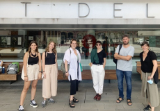 La directora de l'ESAD, Elisabet Castells, i el director del CITM, Carles Sora, junt amb les estudiants de l'ESAD i el CITM que participen en el nou projecte col·laboratiu