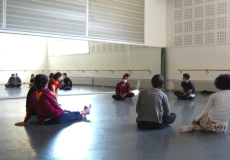 L'artista Mamela Nyamza durant una de les classes tècniques