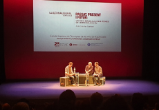 Aleix Soler, director de l'ESTAE, conversa amb Chris Van Goethem, investigador i docent en tècnica teatral