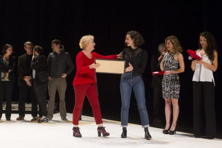 Magda Puyo lliura un diploma a la finalista Lorena Nogal