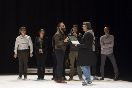 Ezequiel Guillem de SGAE lliura un diploma al finalista Javier Guerrero