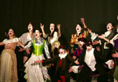 Alumnat de l'ESAD durant una funció de Commedia dell'arte