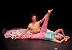 Picnic on the moon, coreografia guanyadora de les graduades Alexa Moya i Júlia Godino. Fotografia: Efrén Montoya per a l'Estruch