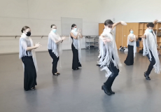 L'alumnat de 6è de dansa espanyola assajant la seva intervenció a "Mediterráneos"