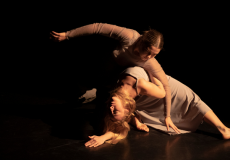 Una de les peces de la darrera edició del Creadansa 2023. Fotografia: Anna Fàbrega