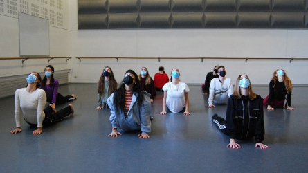 L'alumnat de Pedagogia durant la preparació del taller per a les internes de Wad Ras pel 25 N