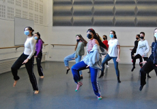 Alumnat de Pedagogia del CSD preparant el taller que impartiran a Wad Ras pel 25N