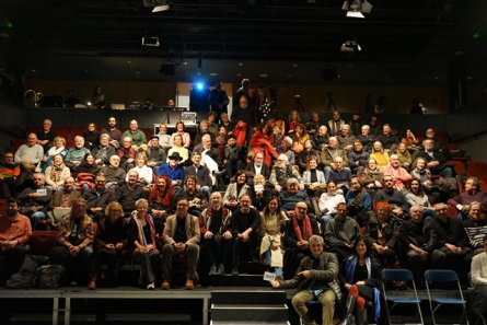 Un centenar de professionals del sector escènic han donat suport a l'acte. Fotografia: Jesús Atienza