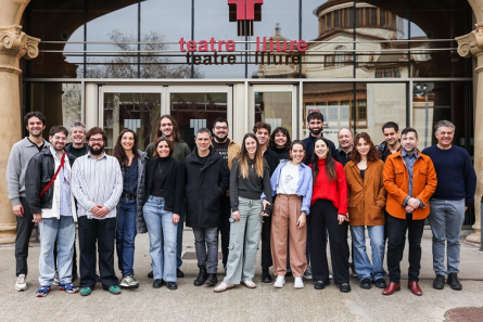 L'equip d'Electra a les portes del Teatre Lliure. Fotografia: Lali Puig
