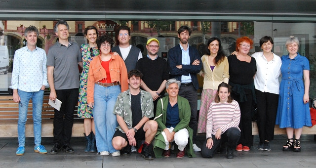 Representació de Catalunya a la Quadriennal de Praga, amb l'equip directiu de l'Institut Ramon LLull i l'Institut del Teatre, els comissaris de la PQ23 de Catalunya i els equips participants