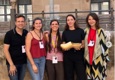 Imatge del festival Esdansa amb la guanyadora Ester Guntín amb l’esclop que identifica el guanyador del Premi. D'esquerra a dreta, Jordi Fosas (Fira Mediterrània), Núria Feixas, (Ésdansa), Giulia Poltroneri (Festival Dansa Metropolitana) i Rut Martinez (Dansàneu)