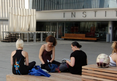 Estudiants a l'atri de l'Institut del Teatre