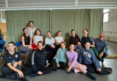 Grup d'alumnes del projecte, amb la professora Montse Lloret i el professor Enric Sebastiani, tutors de l'assignatura