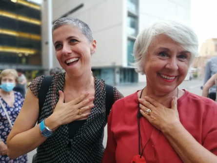 Anna Sahun i Mercè Managuerra, guanyadores del Premi Margarita Xirgu el 2020 i 2010, amb l'anell de la Xirgu