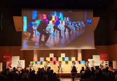 Els ballarins i ballarines d'IT Dansa han interpretat un extracte de la coreografia «Whim» a l'escenari del Paranimf de l'Escola Industrial. Fotografia: Diputació de Barcelona