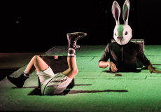 Imatge d'un taller de 3r d'interpretació de teatre visual dirigit per Alfred Casas el curs 2017-18. Foto de Óscar Bayona