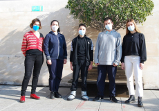 Quatre dels alumnes del CPD que participen en la Lliga de debats, junt amb la professora que els està ajudant en la preparació