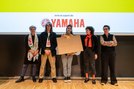 L'alumna Montse Escolano recull el premi en representació de l'equip al Llum Barcelona