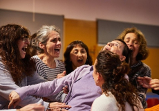 Imatge del procés de creació de l'espectacle "Cos caníbal", projecte guanyador del Premi IT Acció Social i Comunitària 2024. Fotògraf Marc Servitje.