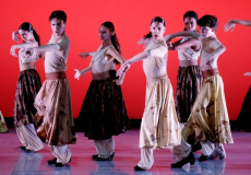 Alumnes de dansa espanyola, interpretant la coreografia als tallers d'especialitat del curs 2025-26. Fotografia: Andreu Puig