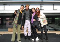 Imatge dels quatre estudiants estrangers que s'incorporen aquest semestre a fer classes