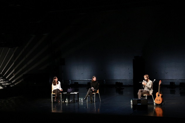 Laia Colell, Meritxell Colell i Enric Montefusco durant el seu diàleg a tres bandes. Fotografia: Judit Contreras