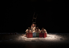 Imatge de "El lloc" amb alumnat de 3r de teatre visual dirigit per Xavier Bobés. Curs 22-23. Imatge d'Anna Fàbrega