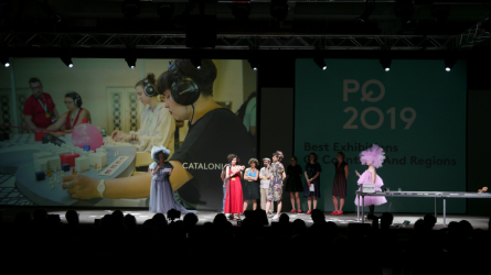 La comissària Bibiana Fàbregas agraïnt el premi