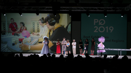 La comissària Marta Rafa agraïnt el Premi