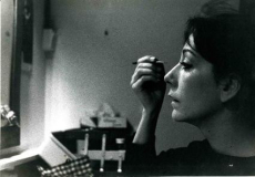 Rosa Novell maquillant-se - 1980. Foto: Ros Ribas