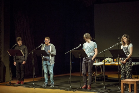 Imatge de les lectures dramatitzades organitzades al Teatre Romea dins el programa IT Ràdio de l'Institut del Teatre el 2018. Foto de Lourdes Aguirre