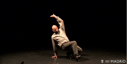 El graduat Adrián Vega interpretant la seva peça en el certamen