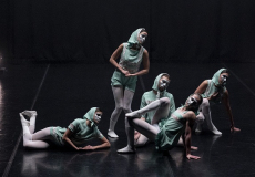 The weak side, coreografia guanyadora del Premi de Dansa de l'Institut del Teatre 2022. Fotografia: Jordi Vidal