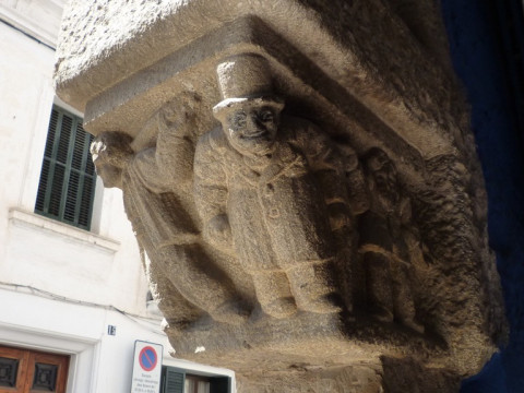 Capitell a la porta principal del Casino Prado Suburense (Autor de la foto: Ivan Alcázar Serrat)