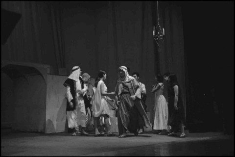 L'Home dels tars amb públic infantil. Joventut de La Faràndula.© Pau Barceló. MAE. Institut del Teatre